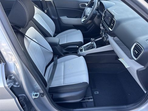 Used 2025 Hyundai Venue SEL image 13