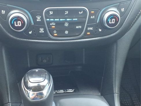 Used 2018 Chevrolet Equinox Premier FWD image 22
