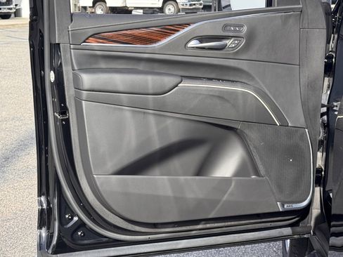 Used 2024 Cadillac Escalade Luxury image 16