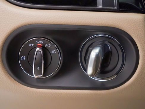 Certified 2025 Porsche Macan image 25