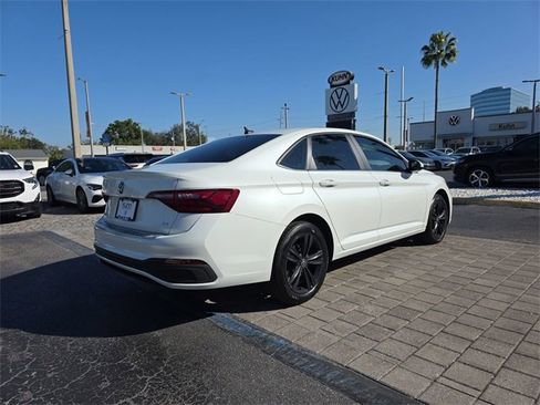 Certified 2024 Volkswagen Jetta SE image 4