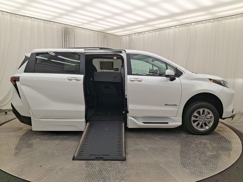 Used 2026 Toyota Sienna XLE FWD image 21