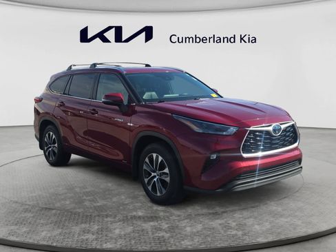 Used 2021 Toyota Highlander XLE AWD/4WD image 7