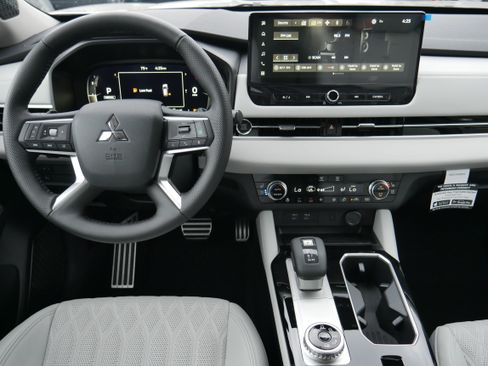New 2025 Mitsubishi Outlander AWD image 16