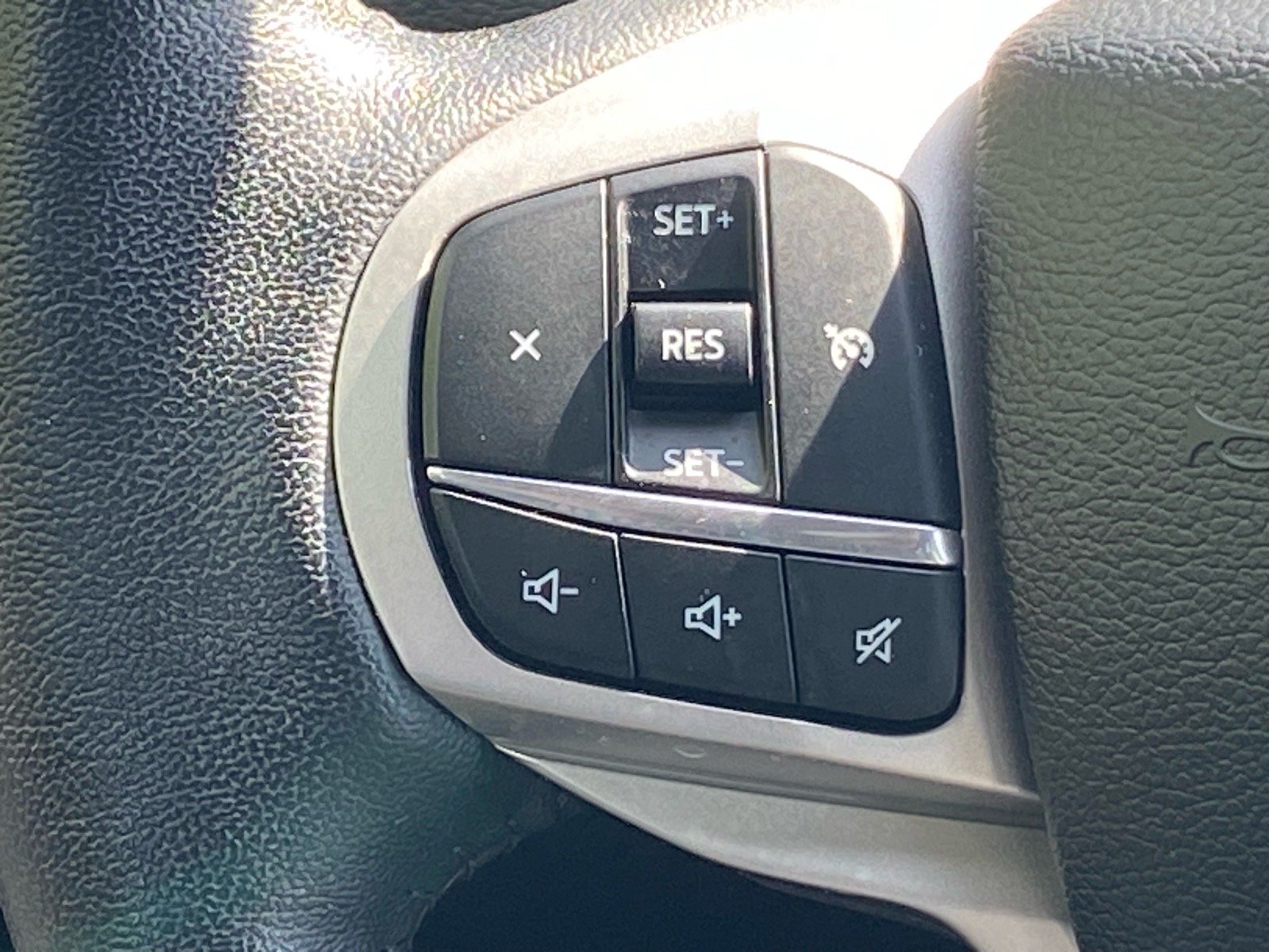 Used 2024 Ford Explorer XLT w/ Equipment Group 202A AWD/4WD image 5