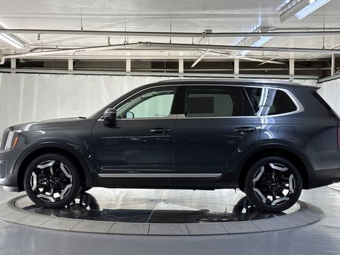 Used 2023 Kia Telluride EX w/ EX Captain's Chair Package FWD image 2