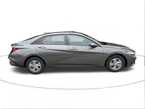 New 2026 Hyundai Elantra SE image 2