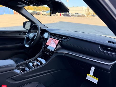 New 2025 Jeep Grand Cherokee Limited image 22
