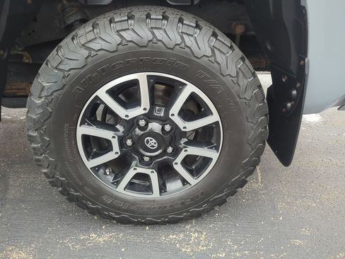 Used 2018 Toyota Tundra SR5 w/ TRD Off Road Package AWD/4WD image 15