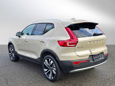 Used 2025 Volvo XC40 B5 Plus w/ Climate Package image 5