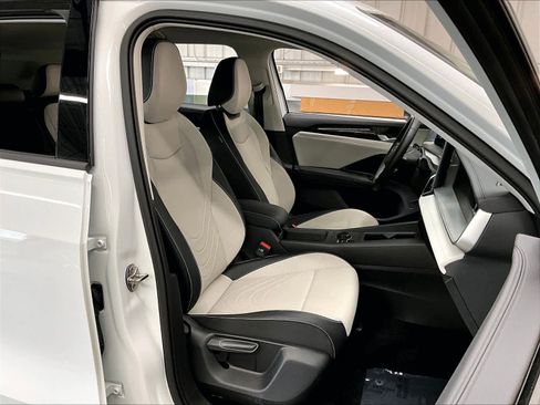 Certified 2025 Volkswagen Tiguan SE FWD image 10