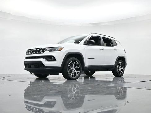 Used 2024 Jeep Compass Latitude image 35