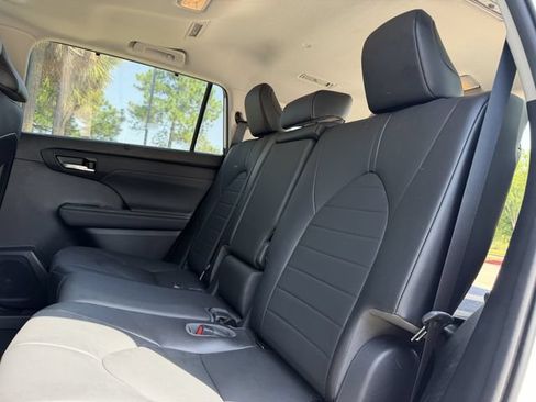 Used 2021 Toyota Highlander XLE FWD image 24