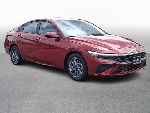 Used 2024 Hyundai Elantra SEL FWD image 3