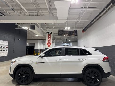 New 2026 Volkswagen Atlas Cross Sport SE image 28