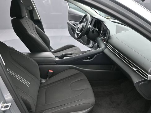 Used 2023 Hyundai Elantra SEL w/ Preferred Accessory Package FWD image 11