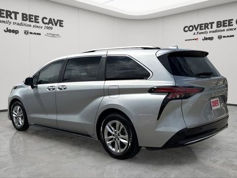 Used 2021 Toyota Sienna Limited image 6