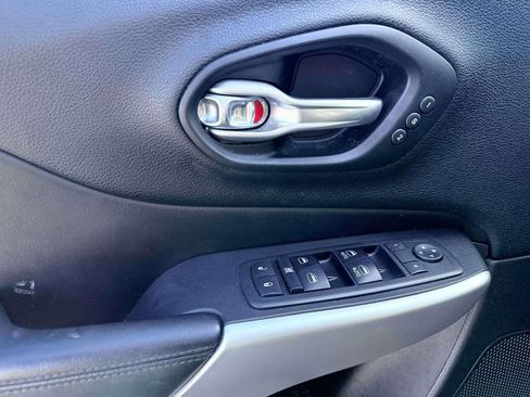 Used 2018 Jeep Cherokee Overland image 13