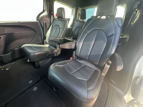 Used 2025 Chrysler Pacifica Select FWD image 31