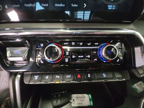 Used 2025 GMC Sierra 3500 Denali Ultimate AWD/4WD image 17