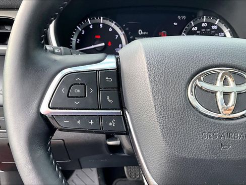 Used 2020 Toyota Highlander XLE image 23