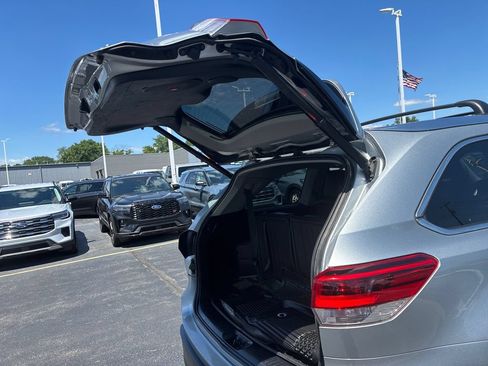 Used 2017 Toyota Highlander Limited Platinum AWD/4WD image 18