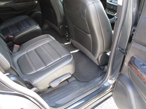 Used 2021 GMC Acadia Denali w/ Denali Ultimate Package AWD/4WD image 11