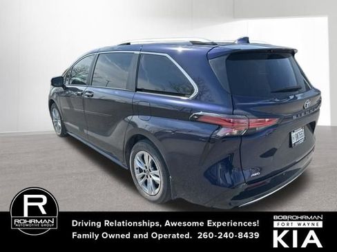 Used 2023 Toyota Sienna Limited image 3