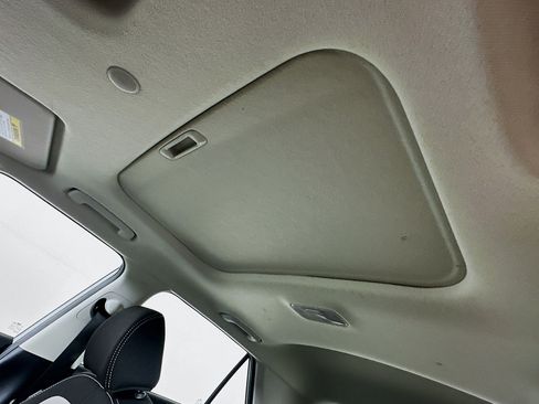 Used 2025 Hyundai Venue SEL image 25