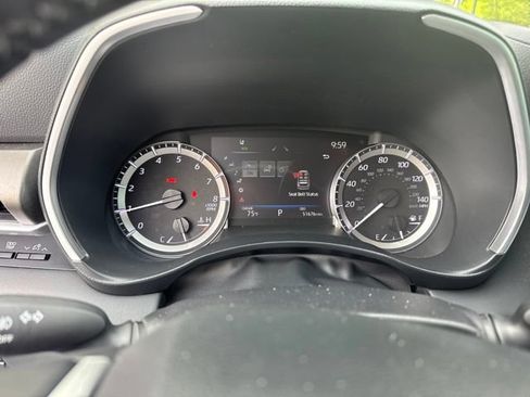 Used 2023 Toyota Highlander XLE FWD image 9