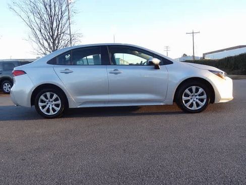 Used 2025 Toyota Corolla LE image 4