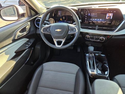 Certified 2025 Chevrolet Trax LT w/ LT Convenience Package FWD image 14