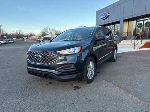 Used 2024 Ford Edge SE image 2