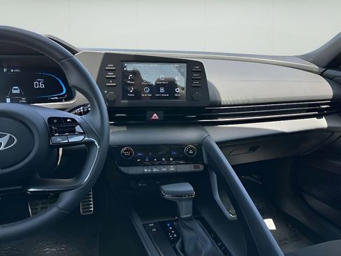 Used 2025 Hyundai Elantra Sport image 17