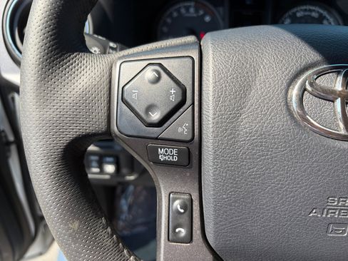Used 2017 Toyota Tacoma TRD Off-Road w/ Premium & Technology Package AWD/4WD image 14