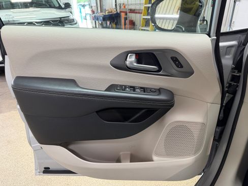 Used 2024 Chrysler Pacifica Touring-L FWD image 14