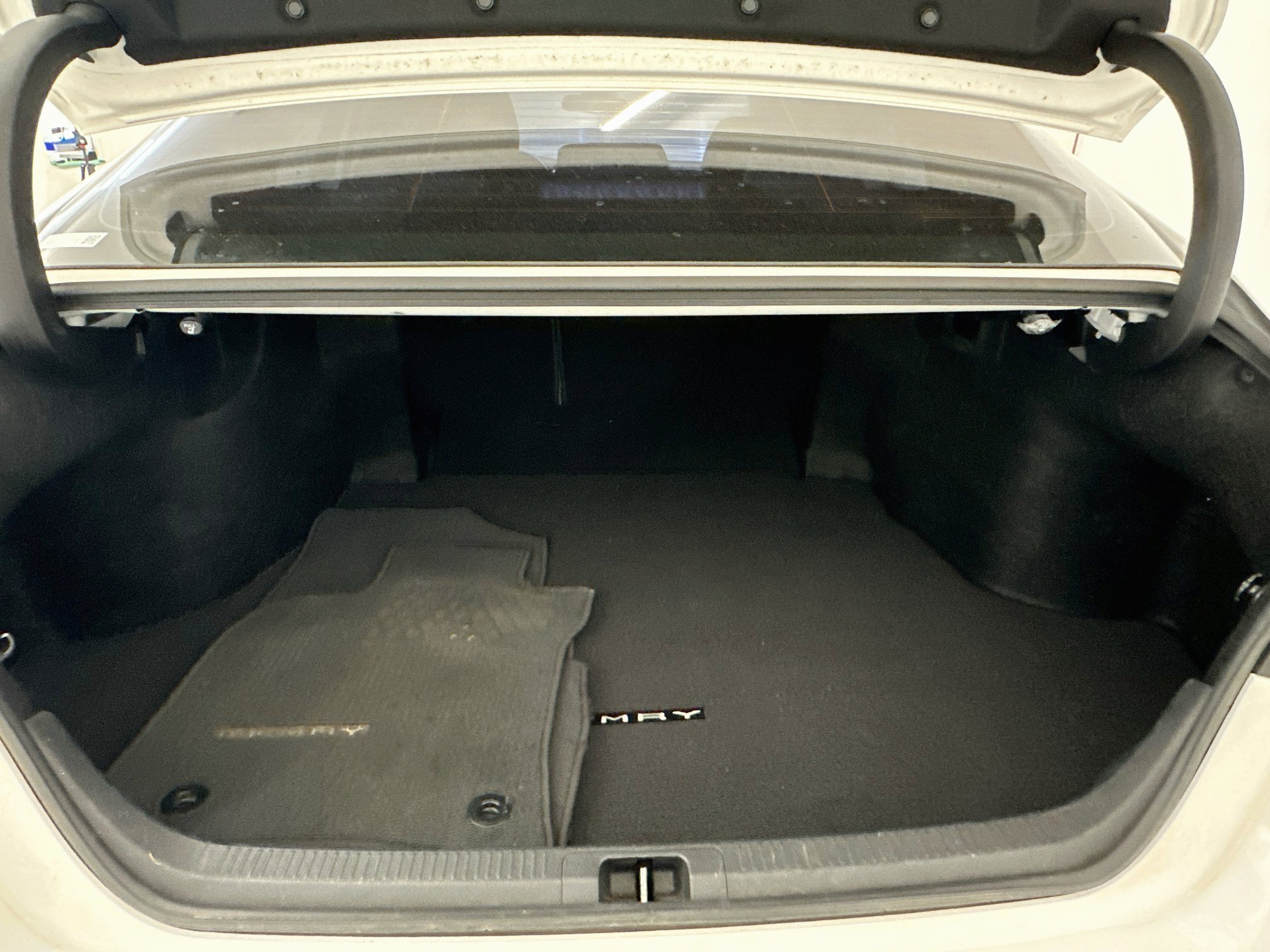 Used 2019 Toyota Camry SE w/ Carpet Mat Package FWD image 30