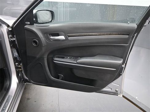 Used 2017 Chrysler 300 C image 20