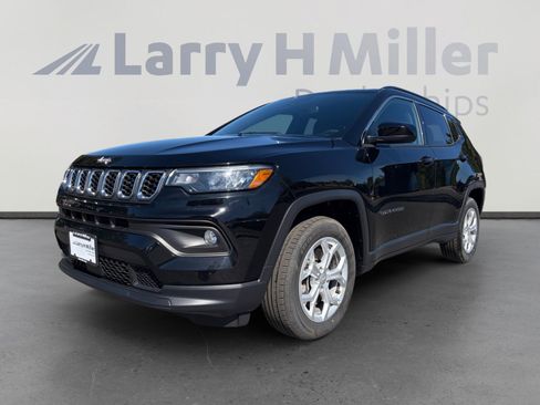 Used 2024 Jeep Compass Latitude AWD/4WD image 1