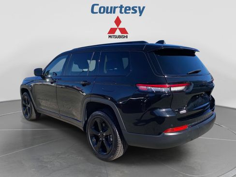 Used 2023 Jeep Grand Cherokee L Limited w/ Black Appearance Package AWD/4WD image 3