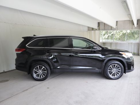 Used 2019 Toyota Highlander XLE AWD/4WD image 7
