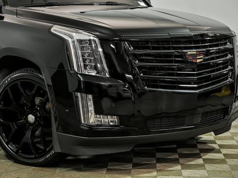 Used 2018 Cadillac Escalade Platinum image 2