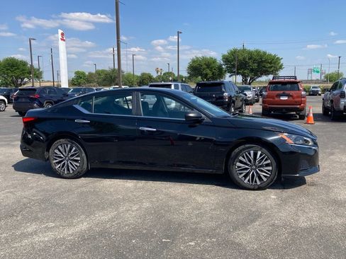 Used 2025 Nissan Altima 2.5 SV image 4