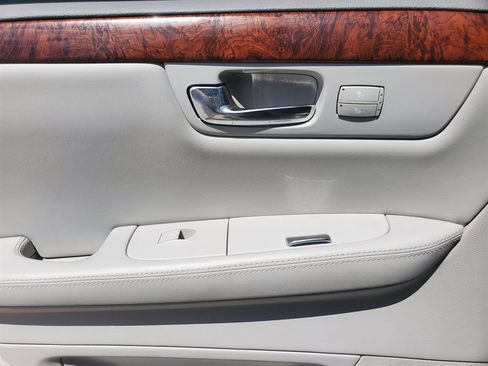 Used 2006 Cadillac DTS w/ Trunk Convenience Package image 23