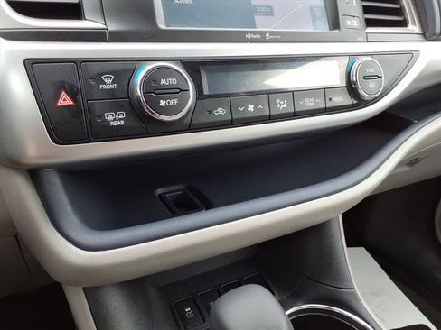 Used 2014 Toyota Highlander XLE image 25