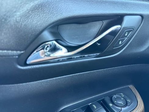 Used 2023 GMC Acadia SLE FWD image 27