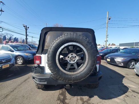 Used 2017 Jeep Wrangler Unlimited Rubicon w/ Cold Weather Group AWD/4WD image 4