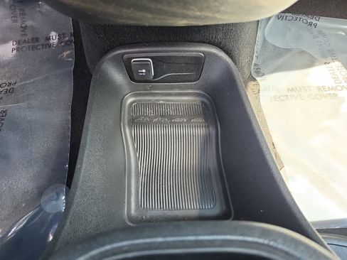 Used 2025 Chrysler Pacifica Select FWD image 17