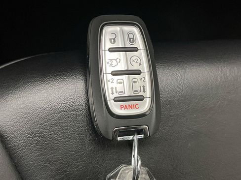 Used 2023 Chrysler Pacifica Touring-L FWD image 26
