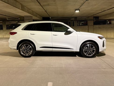 Used 2025 Audi Q5 Premium w/ Convenience Package image 7